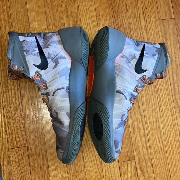 Nike Hyperdunks Basketball Shoes - Picture 3 of 5